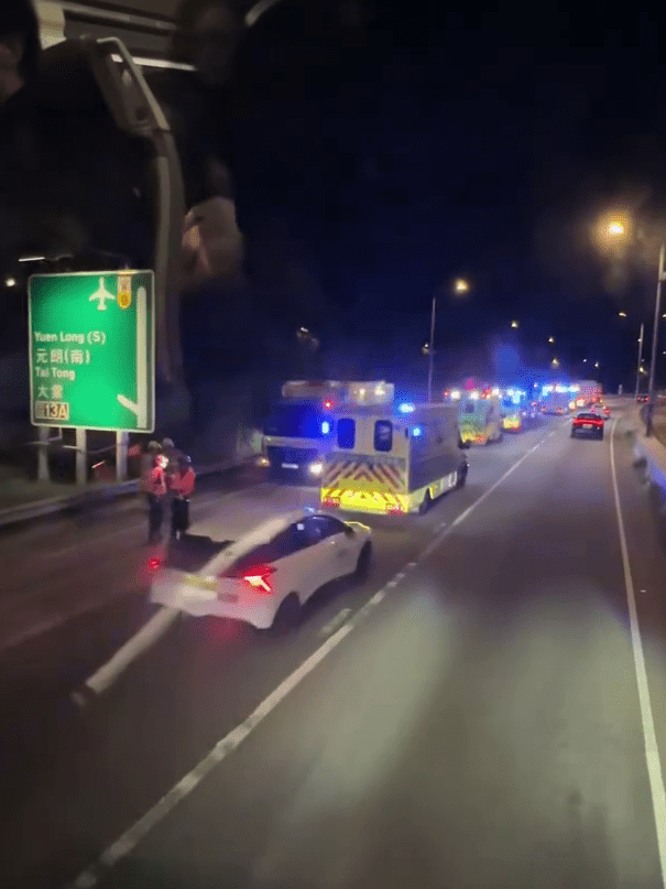 警方消防趕至救援，現場停泊多部救護車。FB：家寶@車Cam L（香港群組）