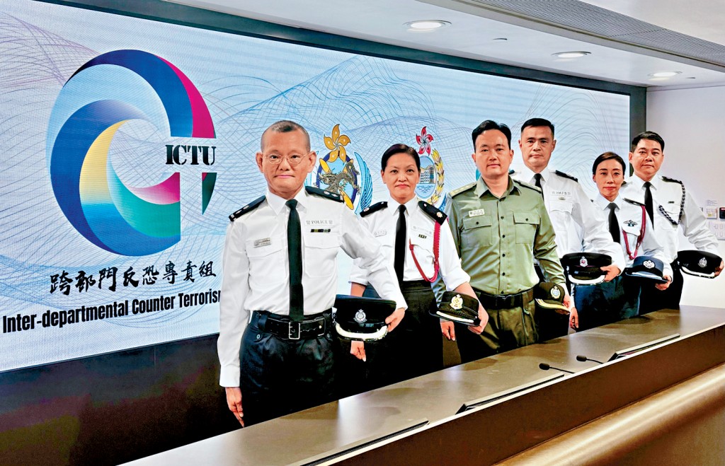 跨部門反恐專責組主管梁偉基高級警司(左一)表示，六大紀律部隊全力配合「三層防範機制」相關的籌備工作。 