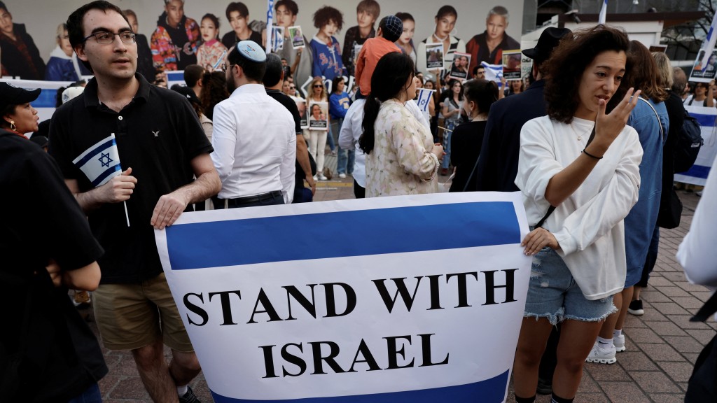 民众在日本东京示威撑以色列，要求立即释放人质。 路透社