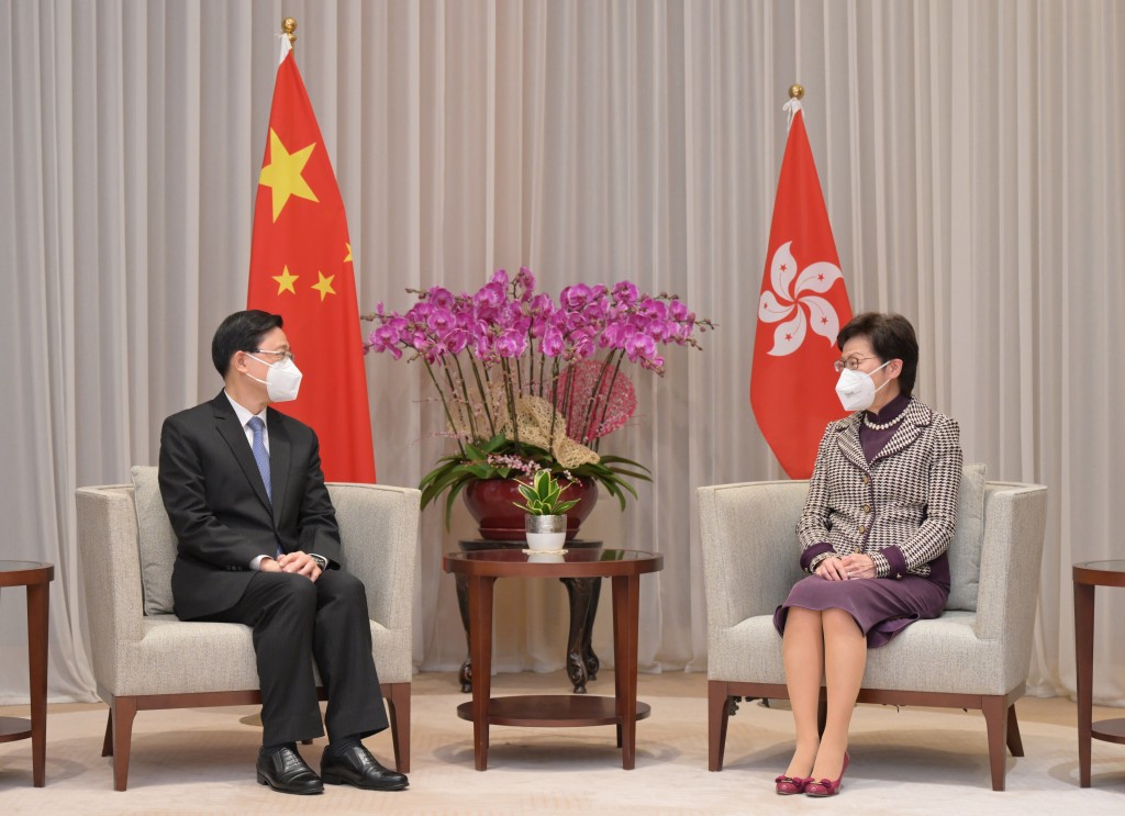 林郑月娥（右）在行政长官办公室与李家超（左）会面。