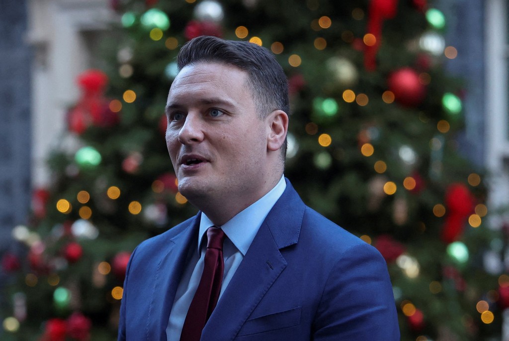 衛生大臣施卓添急籲醫生取消聖誕罷工。路透社