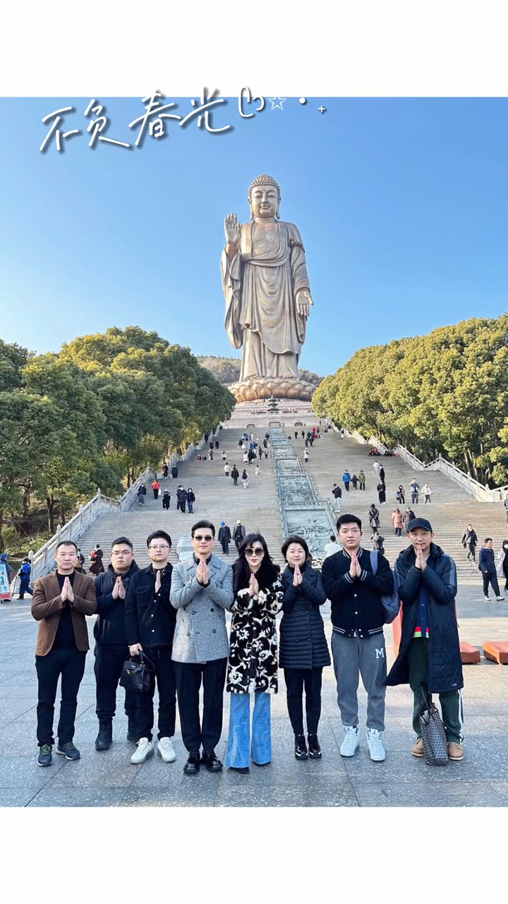 呂良偉與太太楊小娟今年3月到無錫旅遊，​大合照中亦難得見到囝囝，跟着父親雙手合十影相。