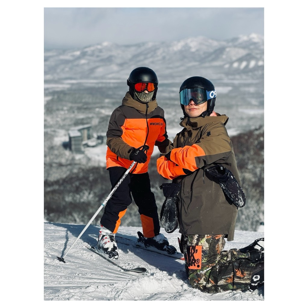 丁子高早前带儿子去滑雪。