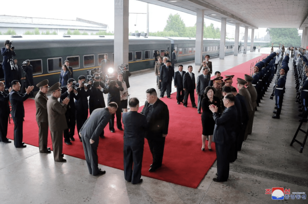北韓官媒朝中社報道，金正恩10日在平壤搭乘據傳具防彈功能的私人火車「太陽號」出發，火車站有歡送儀式。