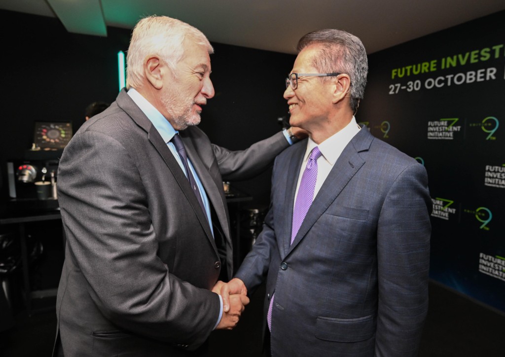 陳茂波(右)與其他出席未來投資倡議大會的嘉賓合照。政府新聞處圖片 陳茂波(右)與其他出席未來投資倡議大會的嘉賓合照。政府新聞處圖片