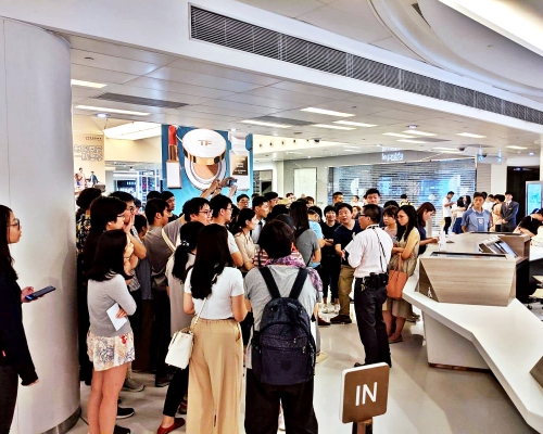 昨晚有大批市民包圍新城市廣場詢問處。 「萬人齊撐!!!快發牌比香港電視!!!」專頁FB圖