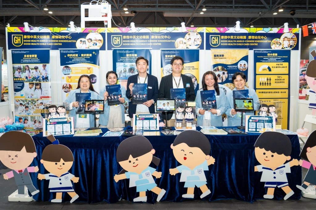 康傑中英文幼稚園康傑幼兒中心代表及校職員。 康傑中英文幼稚園康傑幼兒中心代表及校職員。