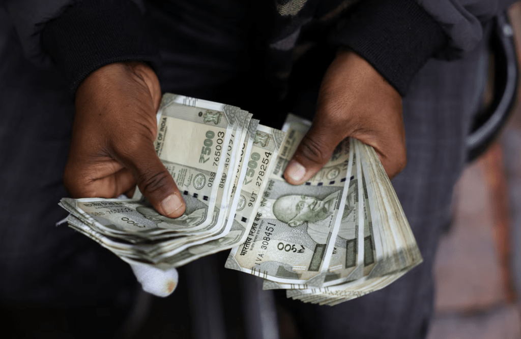 特朗普续指，莫迪还承诺印方会加大“购买美国产品”。路透社