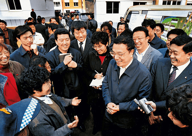2005年11月3日，李克強在撫順與棚戶區改造搬進新居的群眾親切交談。新華社