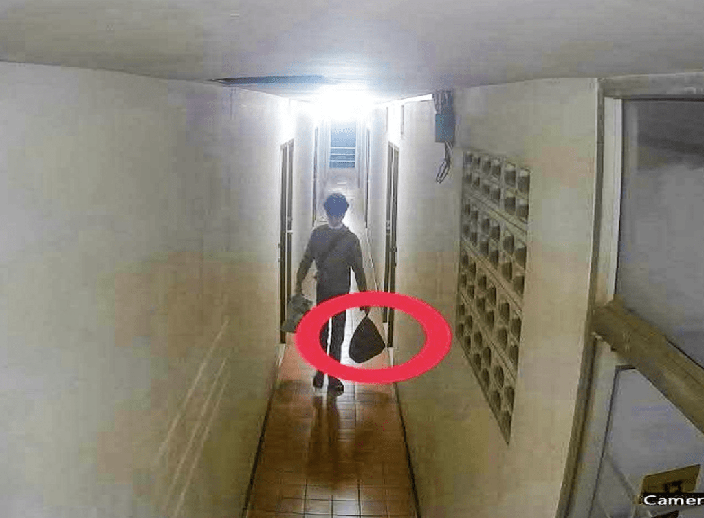 警方透过闭路电视，发现疑凶多次离开寓所时提着胶袋，疑内里装着女死者的断肢尸块。Facebook@THAI PRESS 