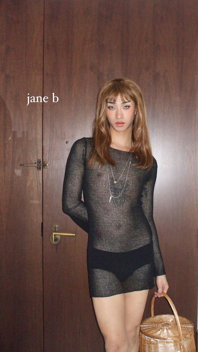 小哈利身穿透视装向英国已故女星Jane Birkin致敬。