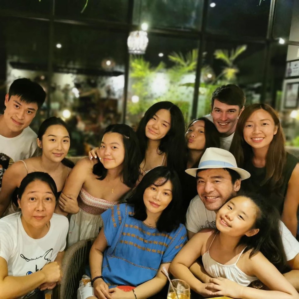 梁家輝與鍾鎮濤一向「friend底」，兩家人感情更非常好。 Chloe IG圖