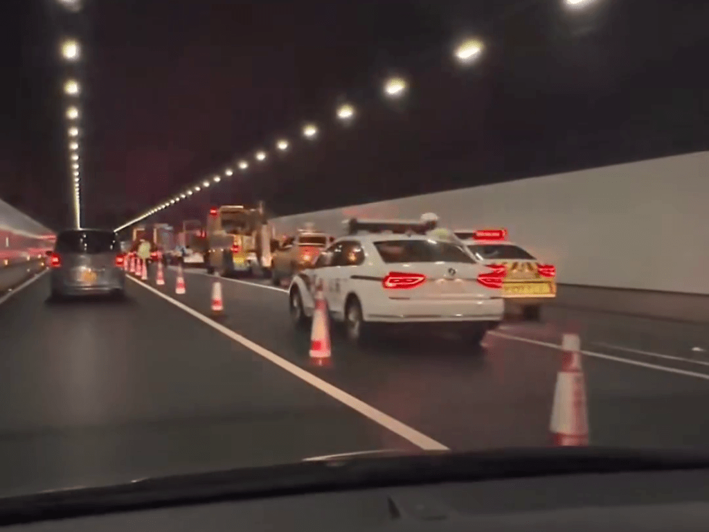 內地公安及消防趕至處理。FB：Terry Ho@港車北上分享群