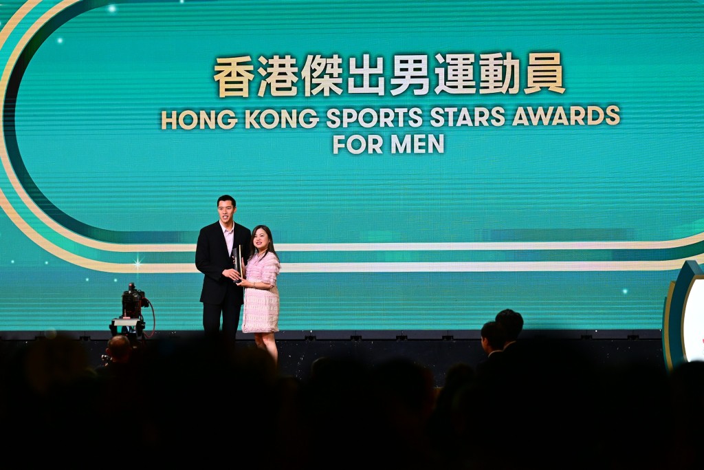 第二位「香港傑出男運動員」由何甄陶（游泳）奪得。