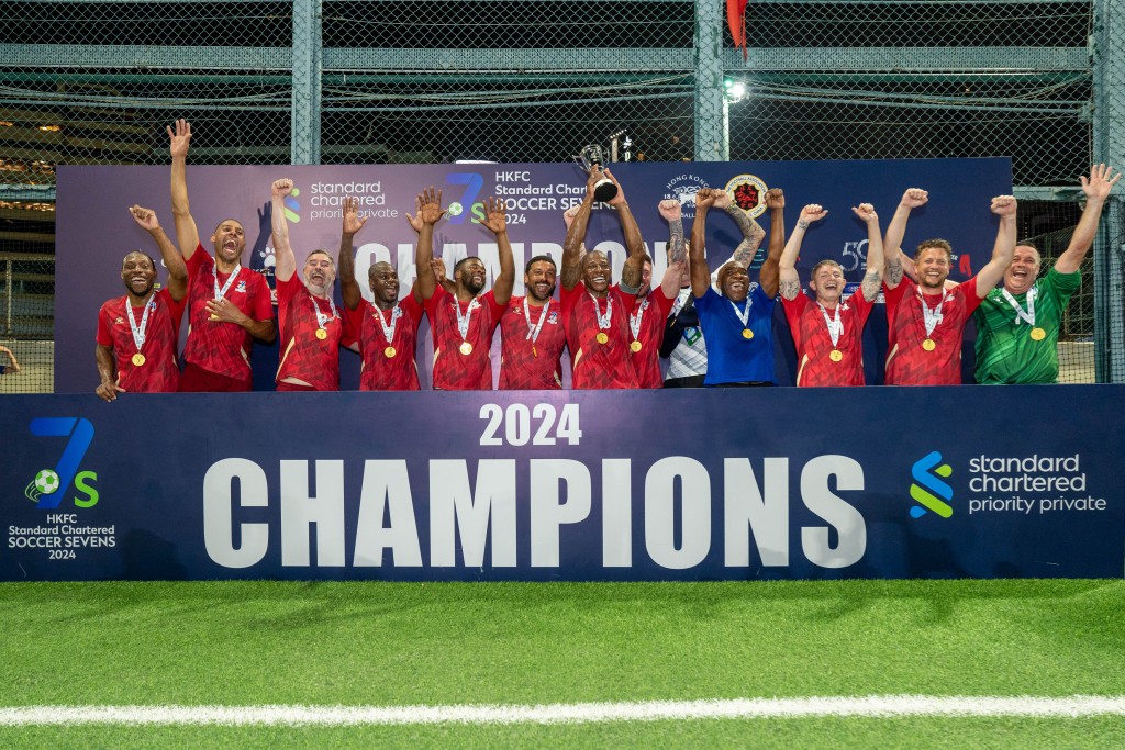明星队赢得名人赛冠军。 香港足球会图片