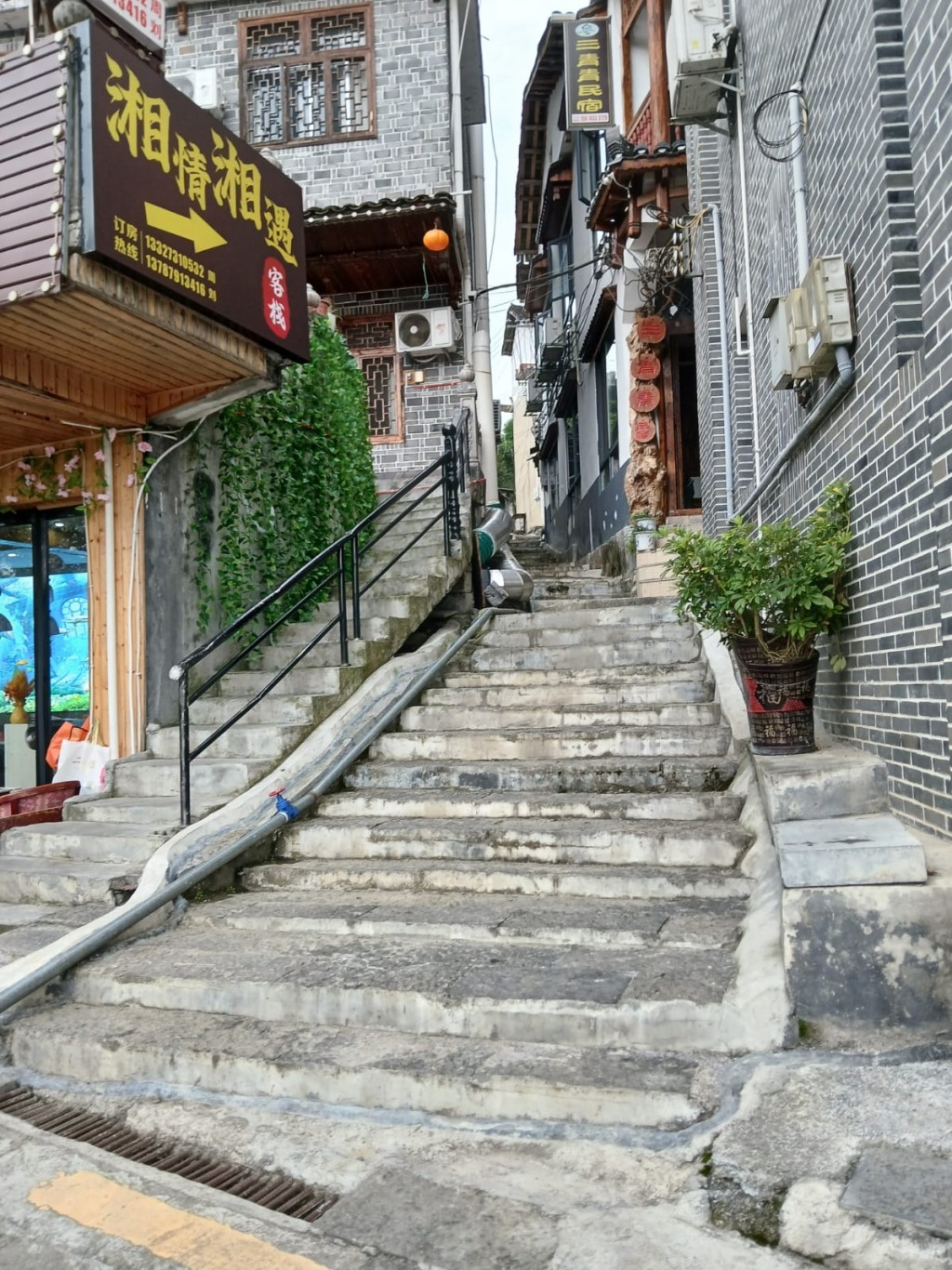 芙蓉镇内常见的小路。