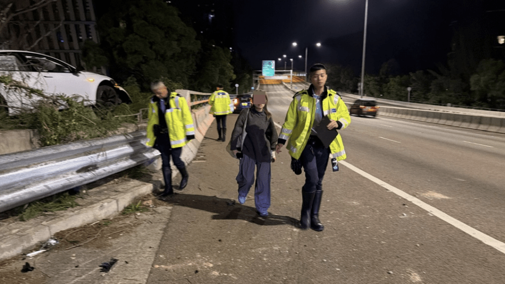 女司機左手受輕傷，救護員即場為她包紮，毋須送院。蔡楚輝攝