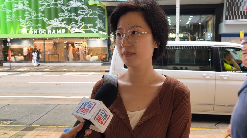 廣東中山遊客江小姐表示,香港應盡快引入網約車,此舉會令她更安心前來旅遊。 梁國峰攝 廣東中山遊客江小姐表示,香港應盡快引入網約車,此舉會令她更安心前來旅遊。 梁國峰攝