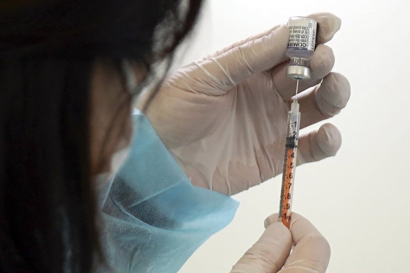 在日本，新冠疫苗到今年3月底由公费负担的临时接种措施结束。美联社