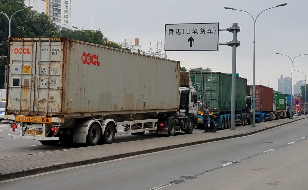 政府近年在市場准入及便利通關兩方面協助業界應對挑戰。