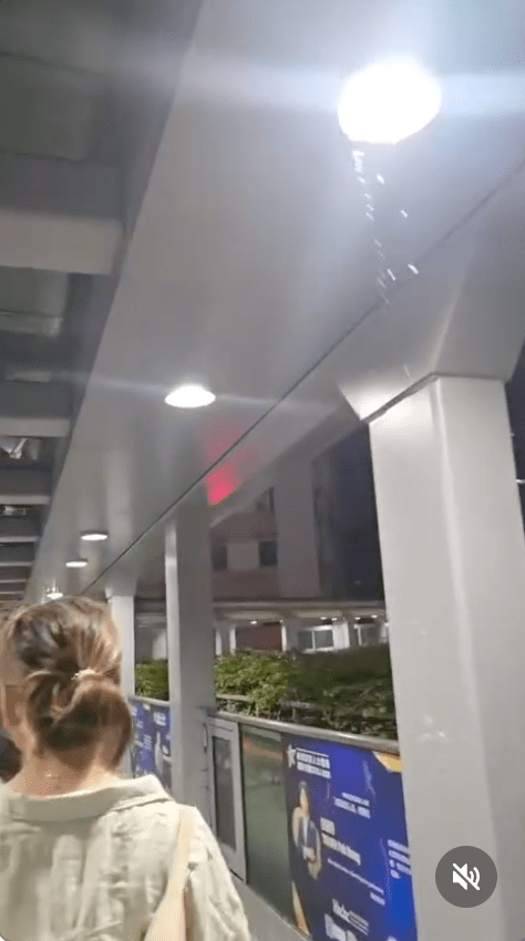 其中一條8秒影片顯示,在疑似橫跨荃灣大河道的著名行人天橋內,頂部多盞照明燈的罅隙正如同花灑般不斷向下滴水。Threads@mt.con 其中一條8秒影片顯示,在疑似橫跨荃灣大河道的著名行人天橋內,頂部多盞照明燈的罅隙正如同花灑般不斷向下滴水。Threads@mt.con