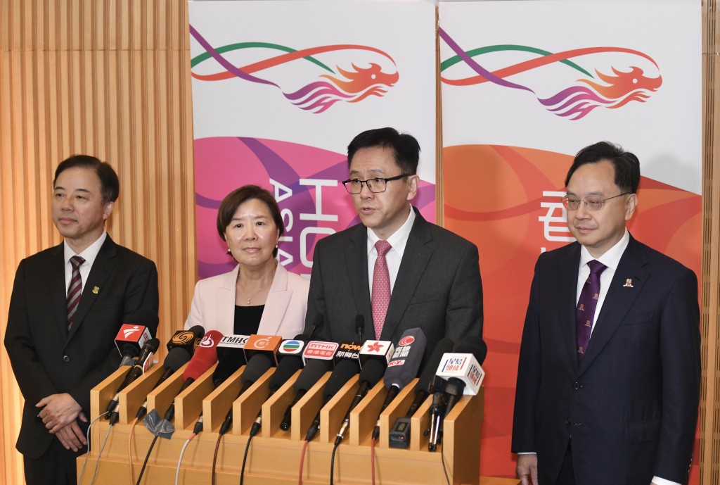 （左起）港大校長張翔、科大校長葉玉如、創科及工業局局長孫東、中大校長盧煜明。何君健攝