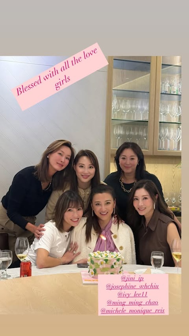 日前，李嘉欣受邀出席已故富豪邱德根孙女邱咏贤的庆生派对，同场皆为身价显赫的豪门贵妇，堪称顶级名媛饭敍。