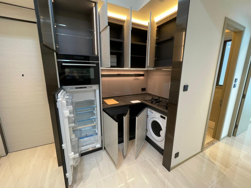 廚房為開放式設計，備有不少儲物空間。