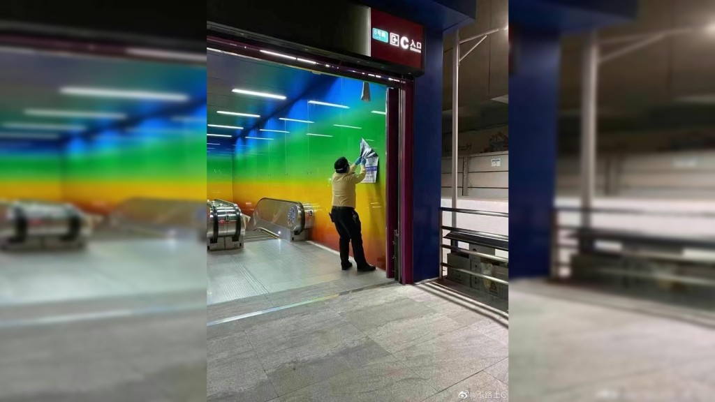北京地鐵站拆除進站需要核酸檢測陰性證明的宣傳告示。