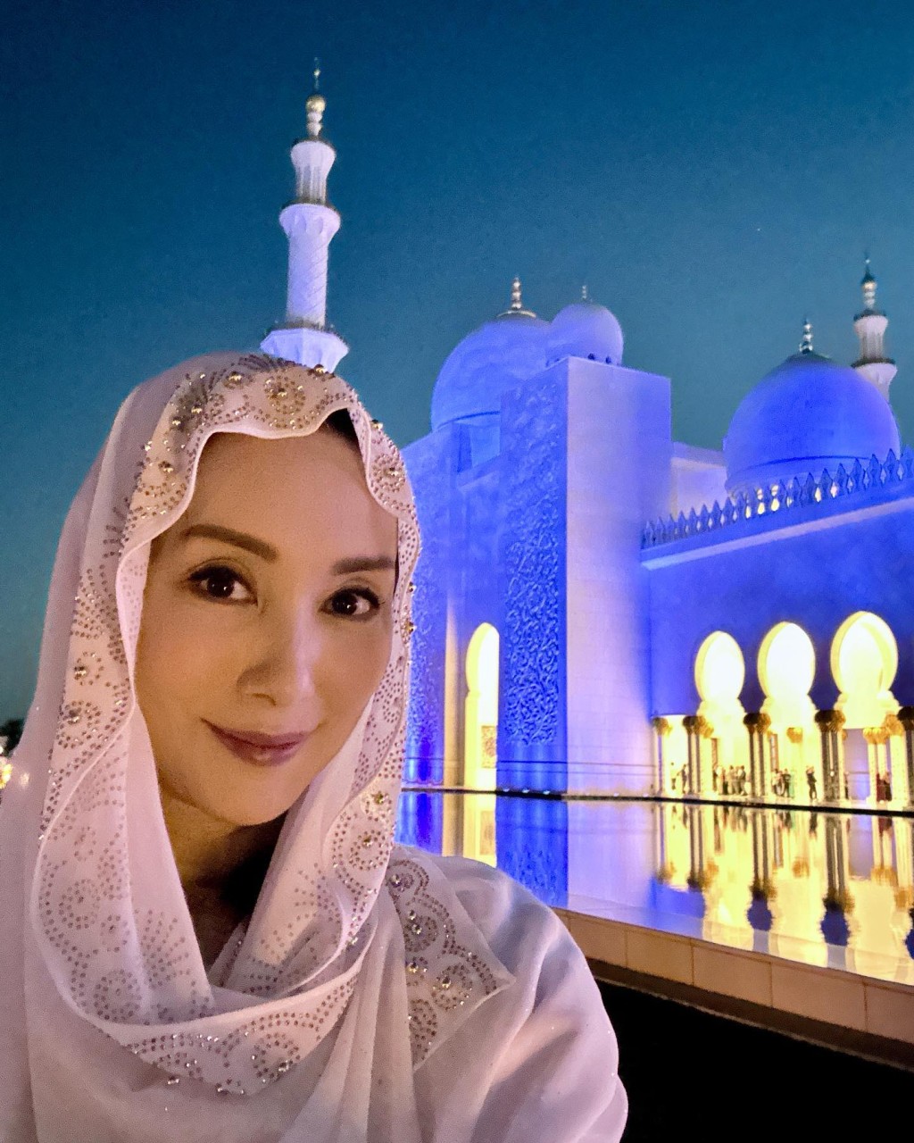 郭可盈參觀清真寺，換上中東婦女的傳統服飾。