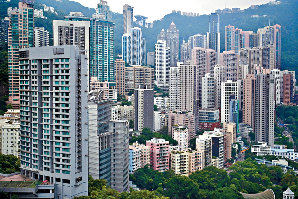 住宅樓價低迷,商場寫字樓租金更是高位下跌不少。近年不少本地發展商處於困境。