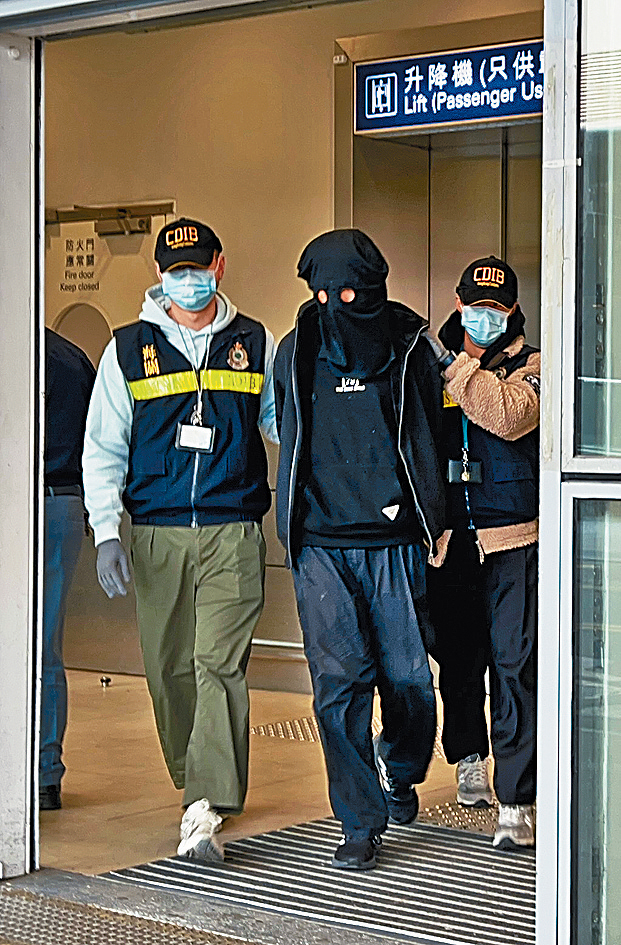 涉嫌「販運危險藥品」罪被捕男子由關員押走。