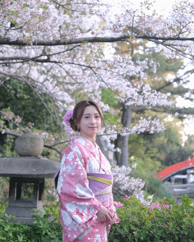 龚嘉欣穿上日本和服，在樱花树下拍照。