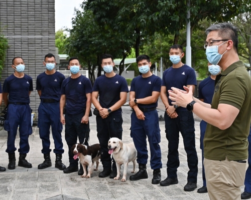 蕭澤頤下午陪同十八區家長教師會主席及副主席到警犬隊總部參觀。
