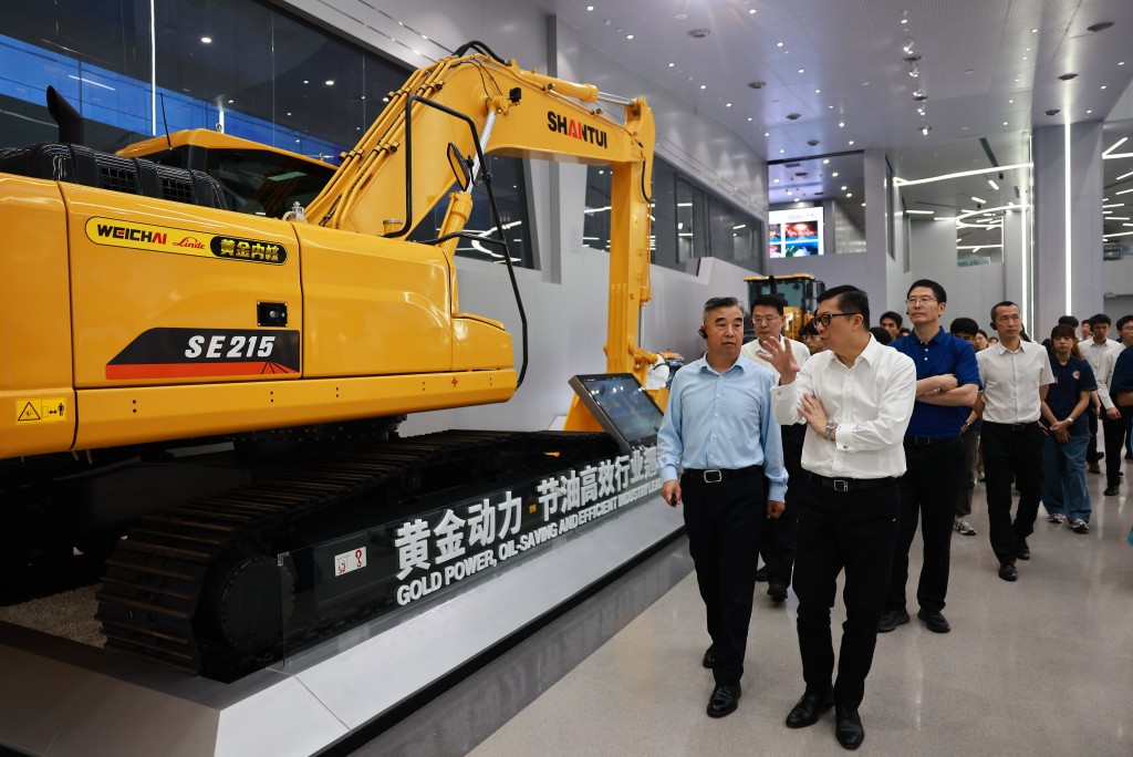鄧炳強(前排右)與研學團到訪濟南市高新區參觀重型汽車企業。 鄧炳強(前排右)與研學團到訪濟南市高新區參觀重型汽車企業。