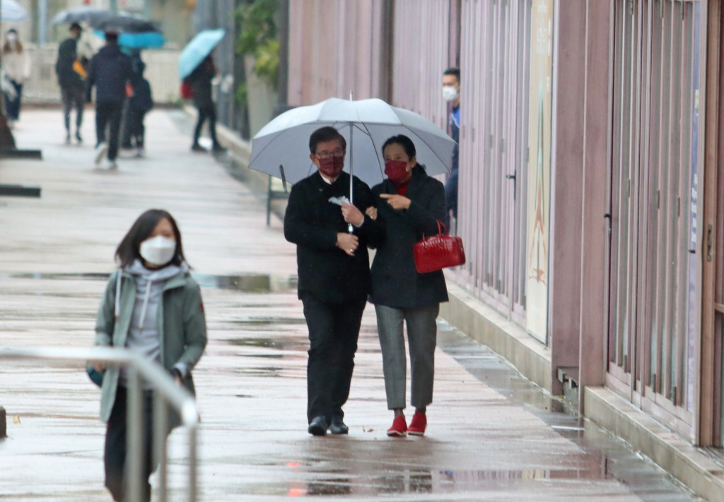 朱玲玲繞實老公羅康瑞享受雨中二人世界。