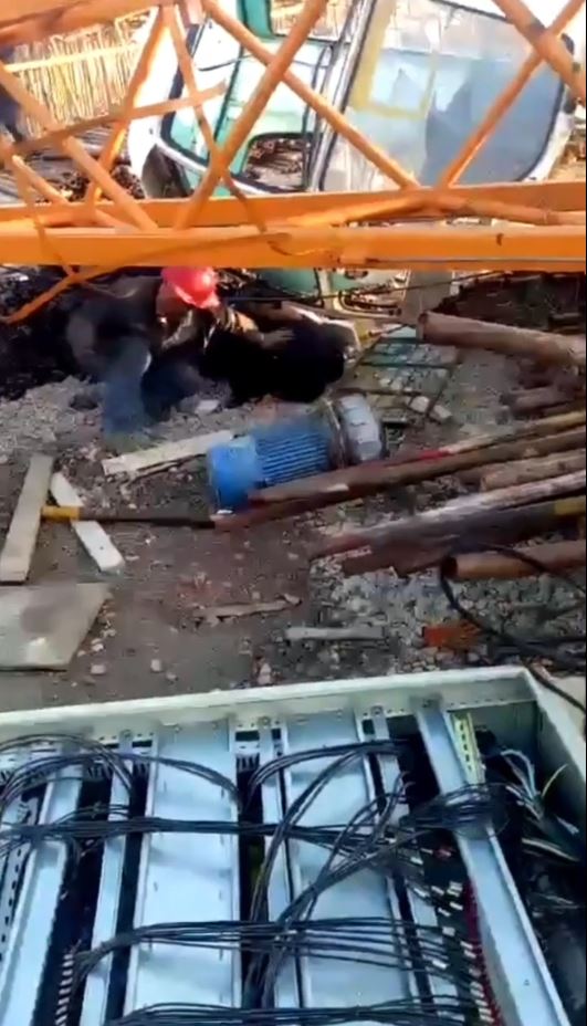 甘肅漳縣25日有地盤吊機倒塌造成3死。抖音＠社會熱點+隨拍