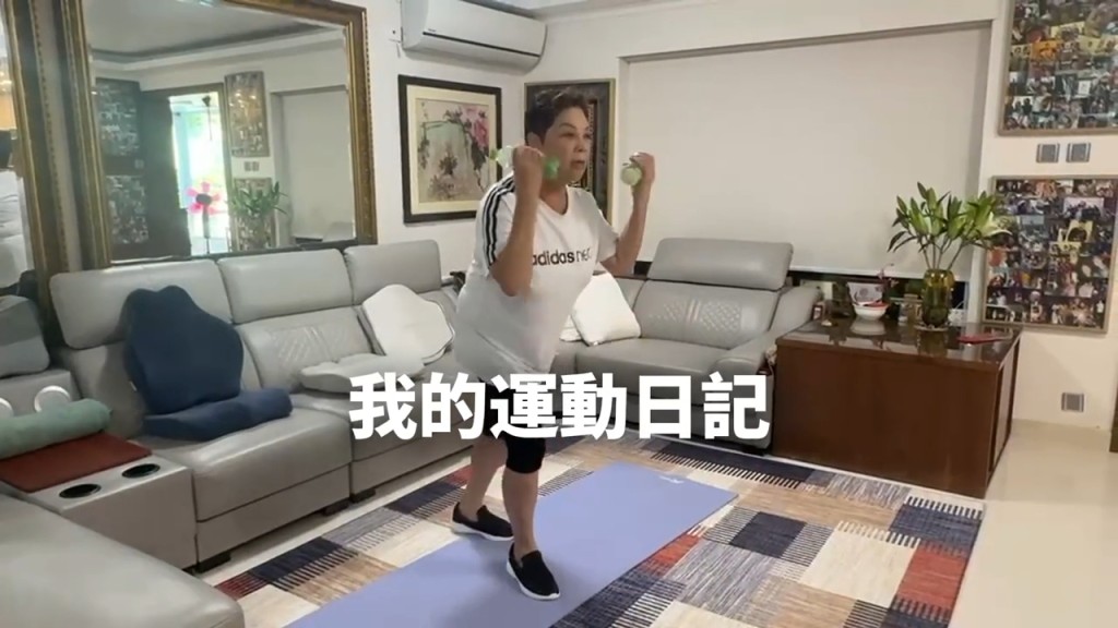 肥媽手持水樽當作啞鈴,專心記錄自己的運動過程。 肥媽手持水樽當作啞鈴,專心記錄自己的運動過程。