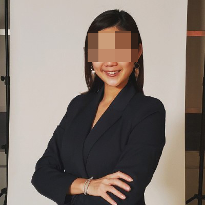 有網民指被捕的藍裙女子在本地一間有名保險公司工作。