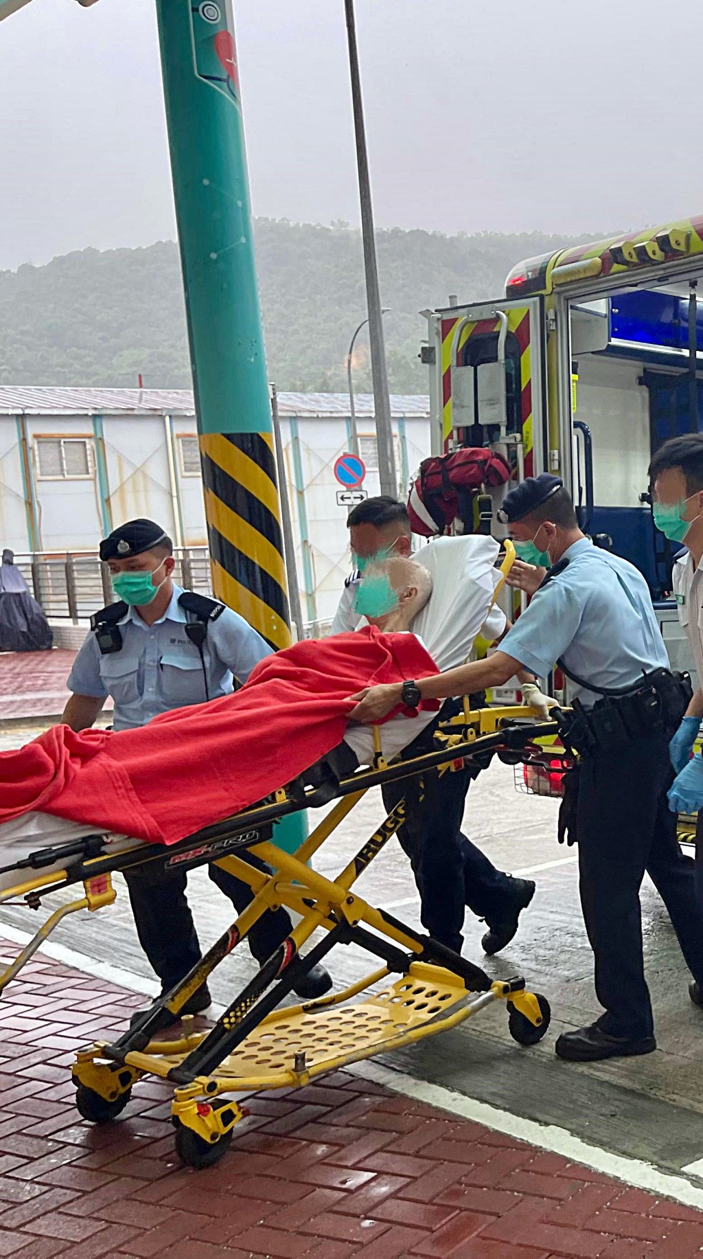 老翁送院檢查。警方提供 老翁送院檢查。警方提供