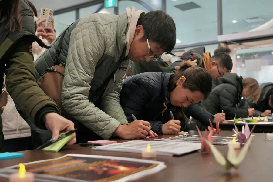 多倫多舉行悼念宏福苑五級火死難者的活動，數以百計港人出席。加拿大《星島》歐樂年攝