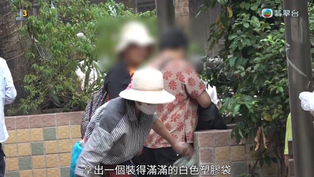 ，二话不说从一个黑色环保袋内，抽出一个白色大胶袋交给戴帽女士。