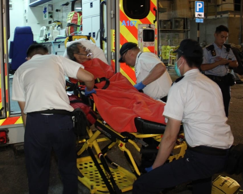 老翁打消死念後由救護車送院檢驗。
