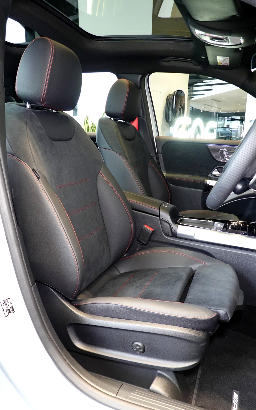 平治Facelift新版AMG GLB35 4Matic前排座椅内置电控调校及驾驶席记忆