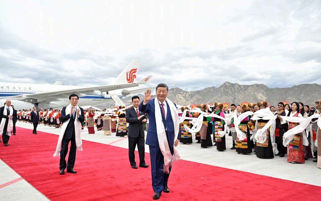 習近平率團抵達拉薩，出席西藏自治區成立60周年慶祝活動。新華社