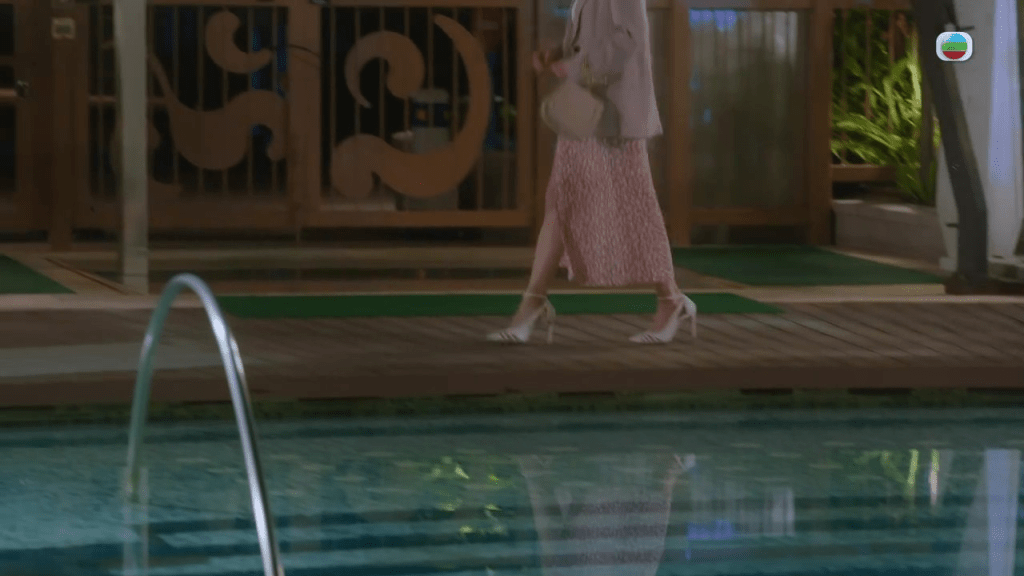 两人正式分手后，黎诺懿一个人在泳池边饮闷酒，「Emma」陈自瑶竟然突然出现。