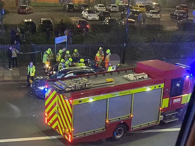 車禍發生後,警車上兩名警員須送往創傷中心。網圖 車禍發生後,警車上兩名警員須送往創傷中心。網圖