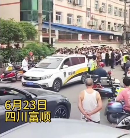家長圍堵校門外，追究飯堂疑使用劣質豬肉。抖音＠福海揚帆