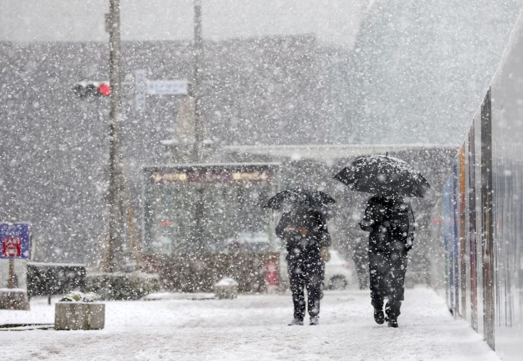 金澤市JR金澤車站4日開始降雪。美聯社