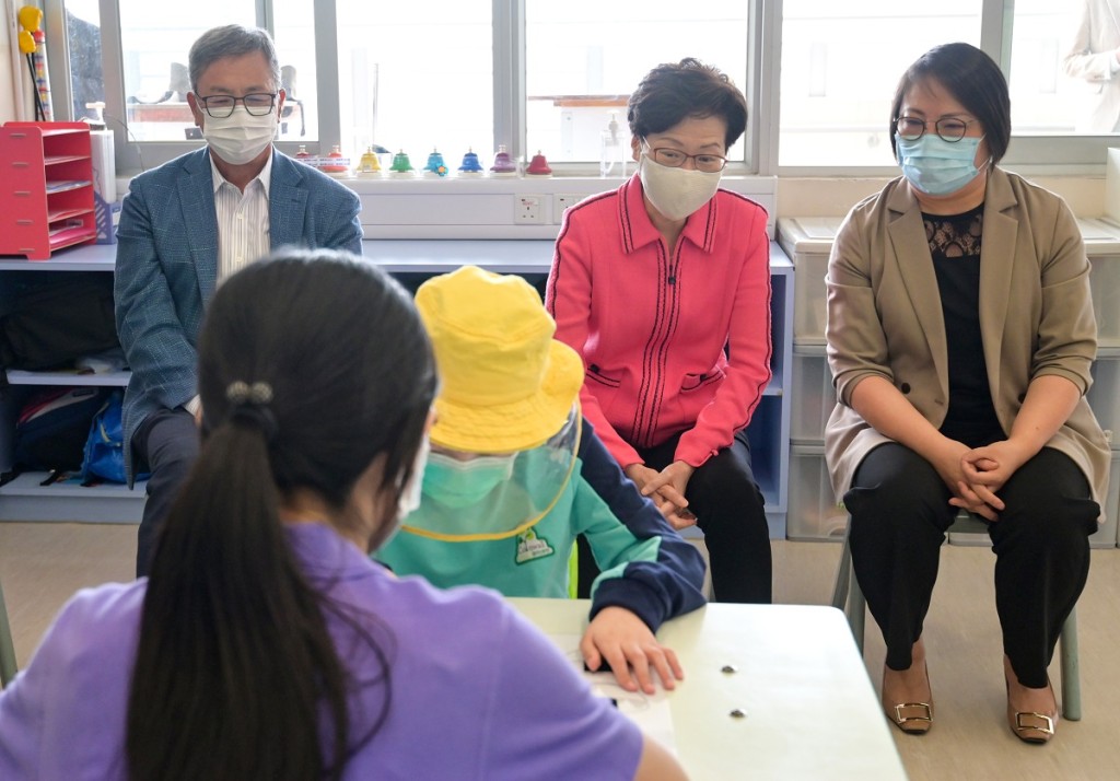 林鄭月娥(後排中)參觀學童上課情況。新聞處圖片